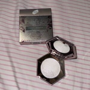 Fenty Beauty by Rihanna - Highlighter Diamond Bomb